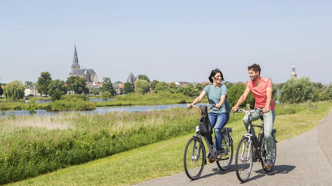 In Overijssel kan je eindeloos fietsen. Overijssel wordt door velen dé fietsprovincie van Nederland genoemd. Of je nu kiest voor bekende knooppuntroutes of juist je eigen fietsroute uitstippelt, er valt genoeg te ontdekken!