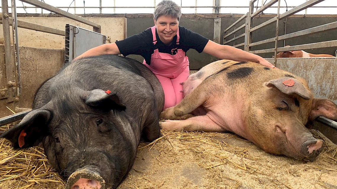 Annemarie Noordman tussen haar varkens, foto RTV Oost