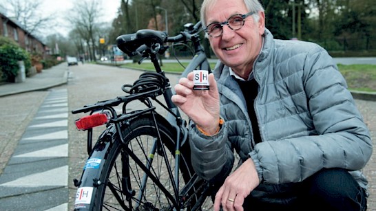 Slecht horende sticker van Jos Tomassen uit Apeldoorn