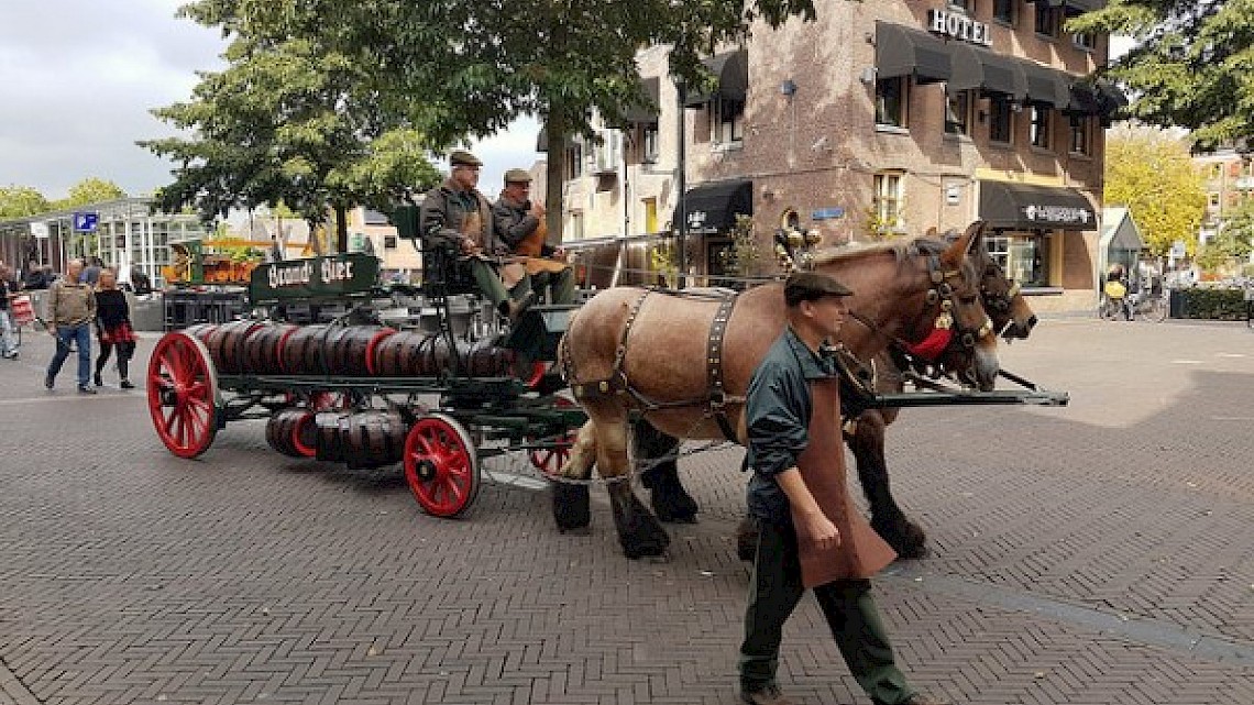 Bokbier met tjalk en paard en wagen